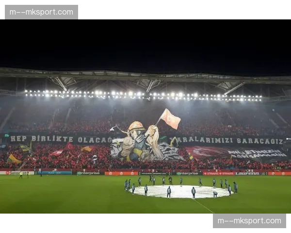 镜头捕捉：米兰德比看台现巨型Tifo，致敬传奇队长马尔蒂尼